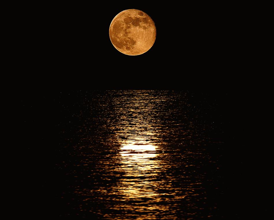 http://www.imperfectcreations.com/fullmoonoverwater.jpg